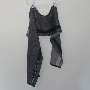 Black with silver threading Michael Kors scarf⭐️